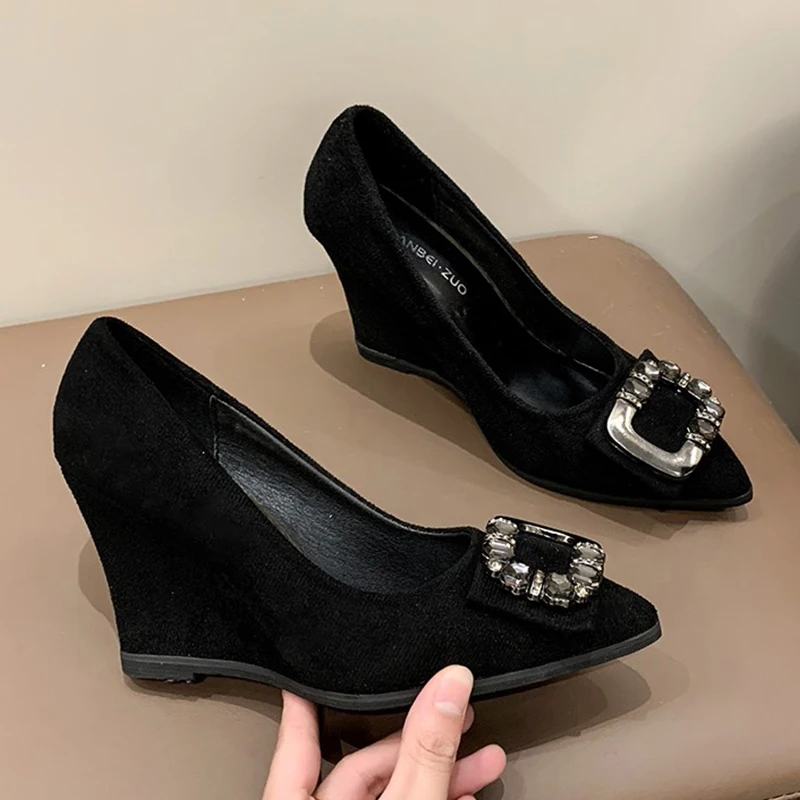 Женская обувь на танкетке с острым носком и кристаллами замшевые пикантные туфли