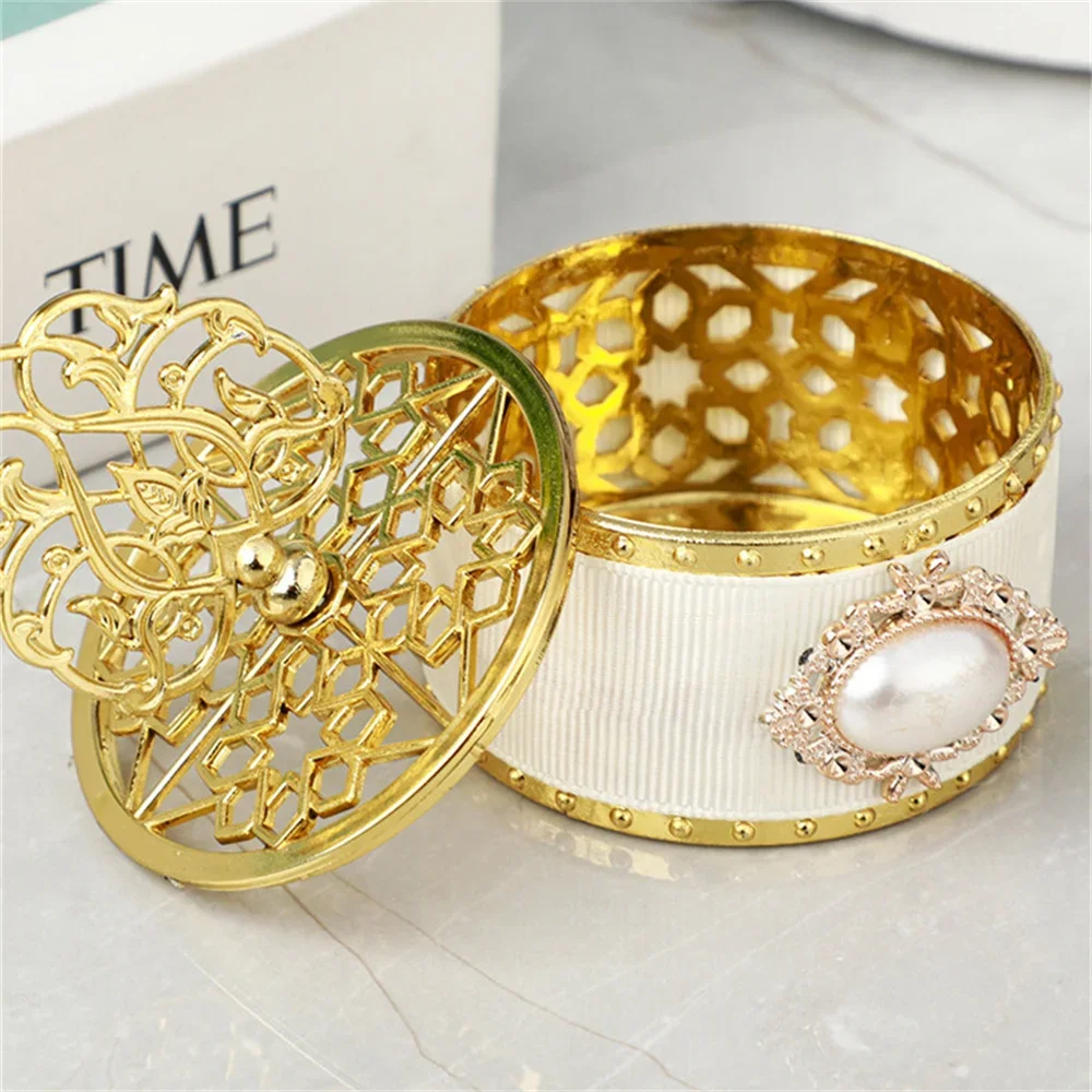 

Золотая пластиковая коробка для подарков