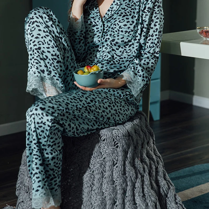 Luxurious Ice Silk Pajamas Sexy Green Leopard Print Women's Silk Long-sleeved Pajamas Two Piece Set Can Worn Outside Home Wear