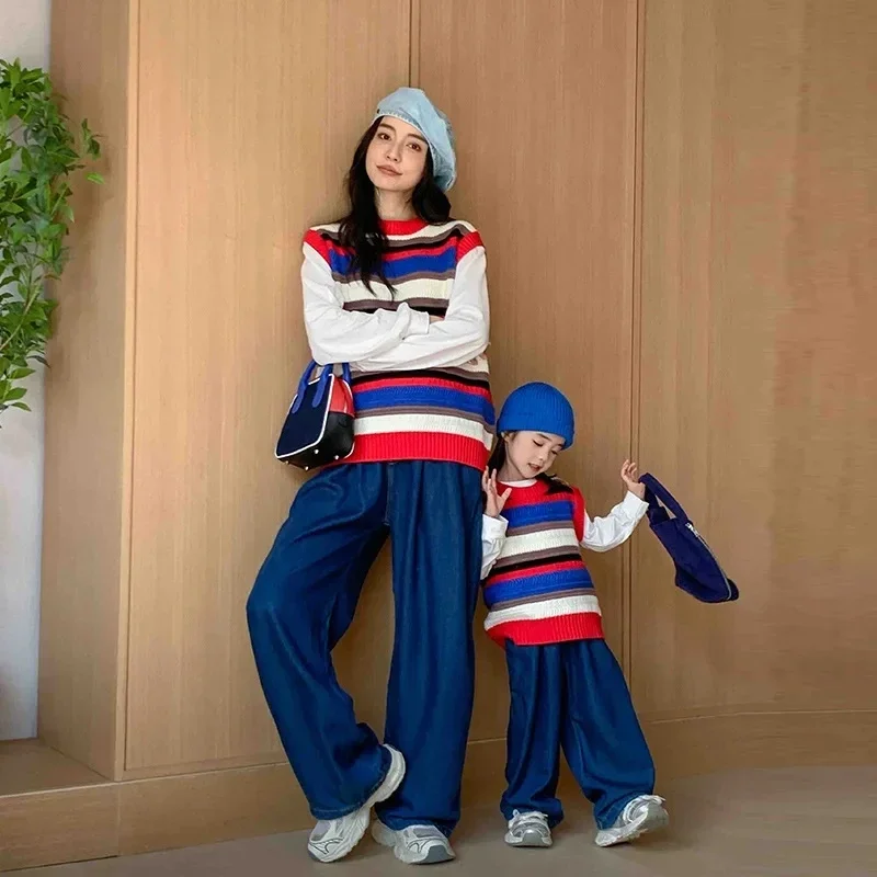 Вязаный жилет без рукавов для мамы и сына в полоску