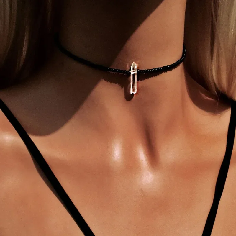 Ожерелье из белого стекла с бусинами