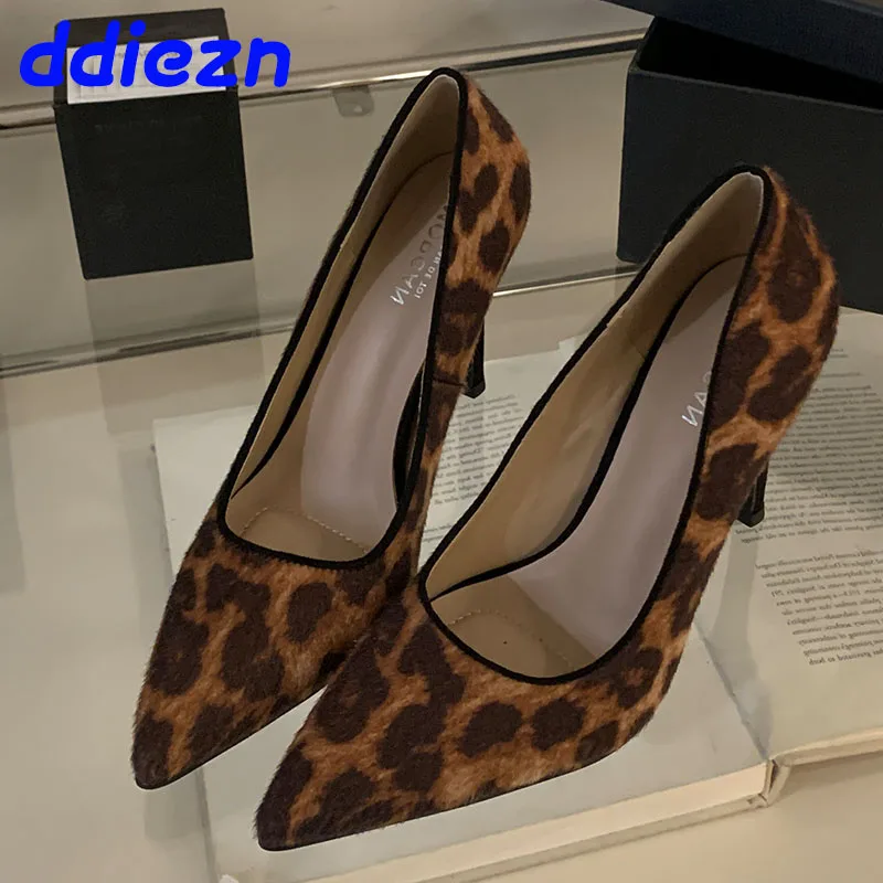 Модные женские туфли на тонком каблуке с леопардовым принтом новинка 2025 года