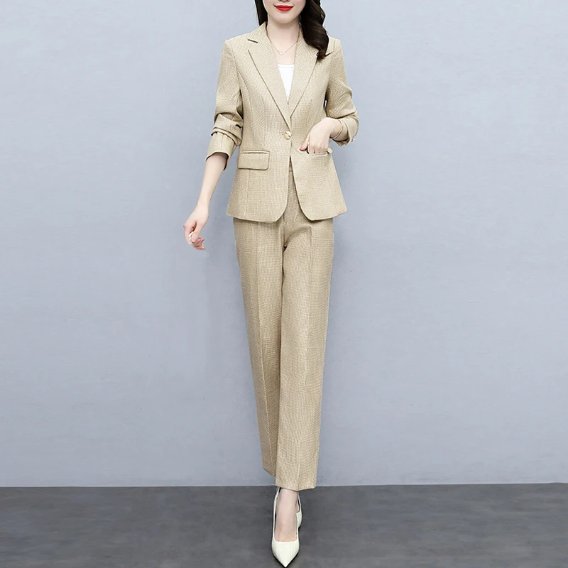 

Женский винтажный клетчатый маленький пиджак и прямые брюки-карандаш