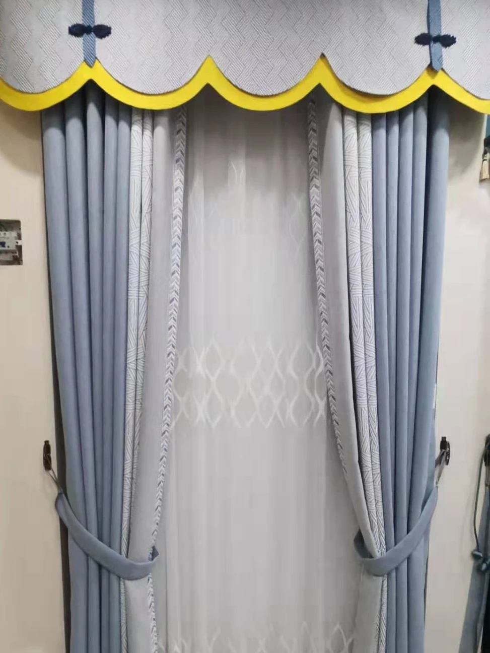 

New Seamless Stitching Chenille Nordic Style Three-color Thickened Light Luxury Curtain Curtains for Living Dining Room Bedroom