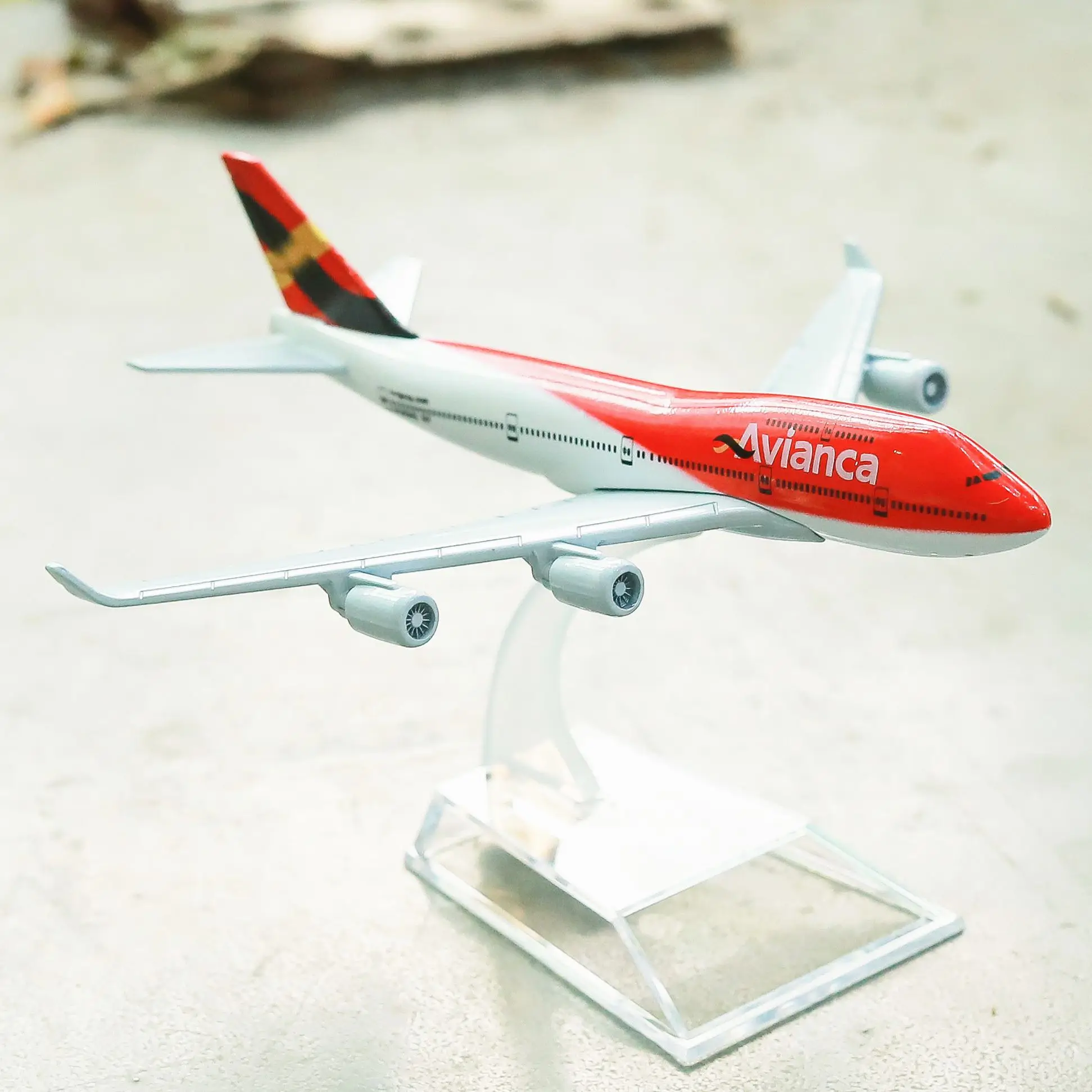 

Columbia Avianca Airlines Boeing 747 Aircraft Alloy Diecast Model 15cm World Aviation Collectible Miniature Souvenir Ornament