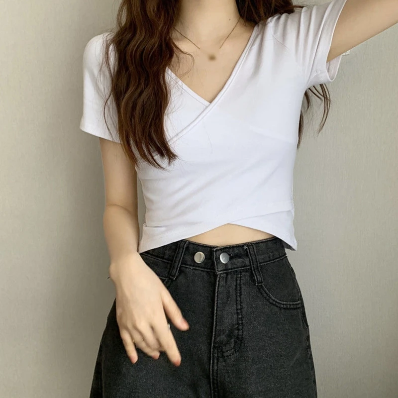 

Женский кроп-топ с глубоким V-образным вырезом и коротким рукавом