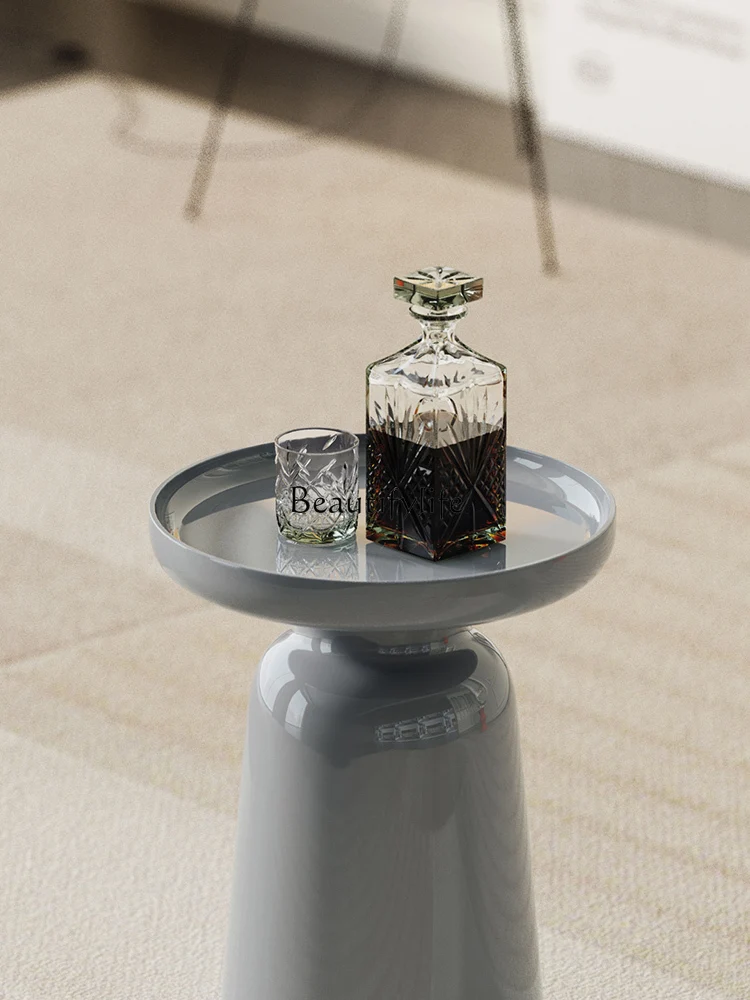 Современный простой боковой столик для гостиной в маленькой квартире