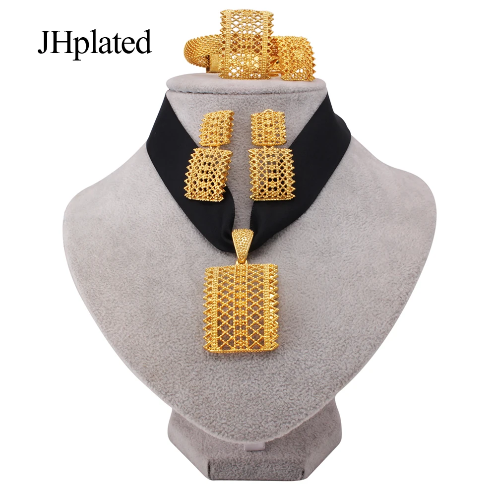 Женский ювелирный комплект из колье, серёг и кольца