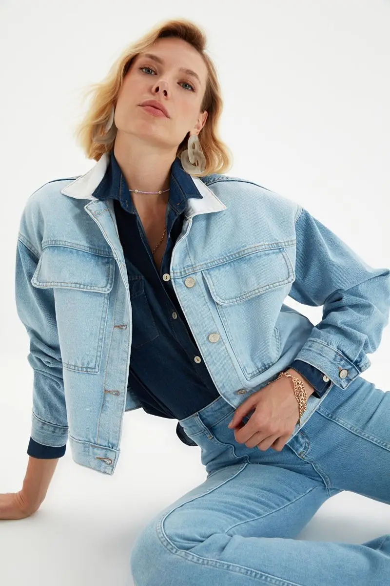 

Blue Color Block Pocket Detail Crop Denim Jacket TWOAW22CE0159