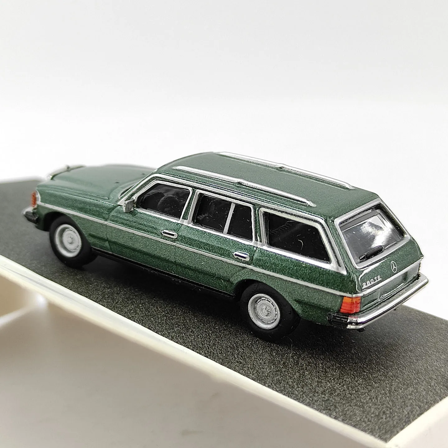 Фото Модель автомобиля Mercedes-Benz 280TE из литого металла, масштаб 1:87, зеленый цвет, бренд SCHUCO №5