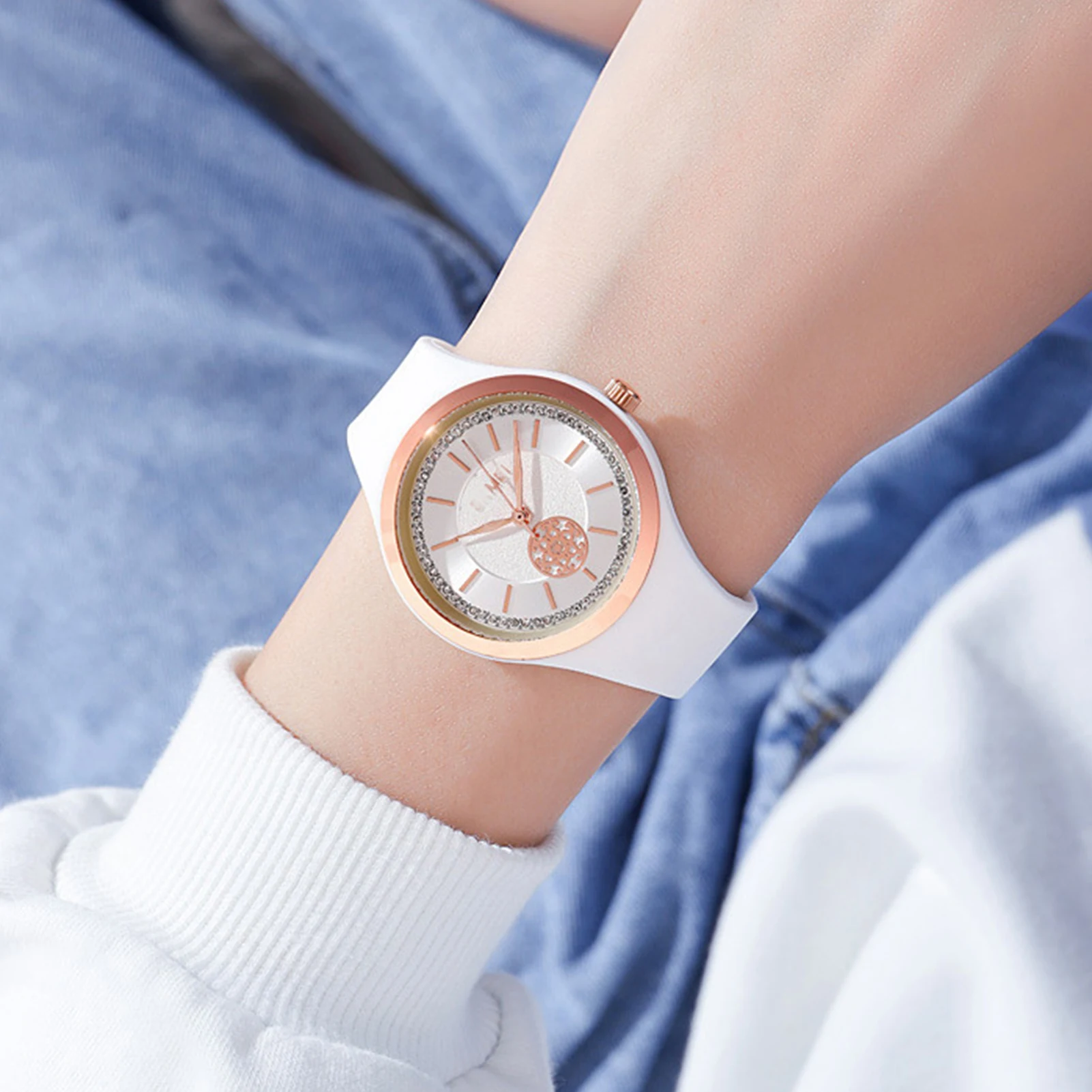 

Elegant Analog Quartz Watch with Silicone Strap Deep Waterproof for Business Meeting Dating
