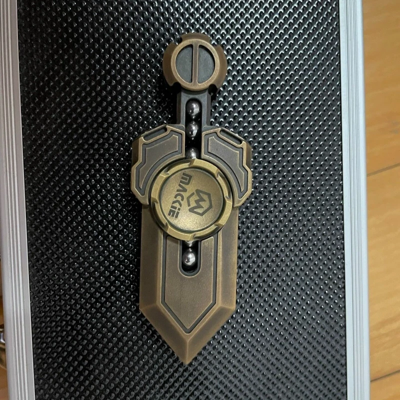 

Подержанный наружный большой меч гироскоп для пальцев латунный материал нормальное использование следы