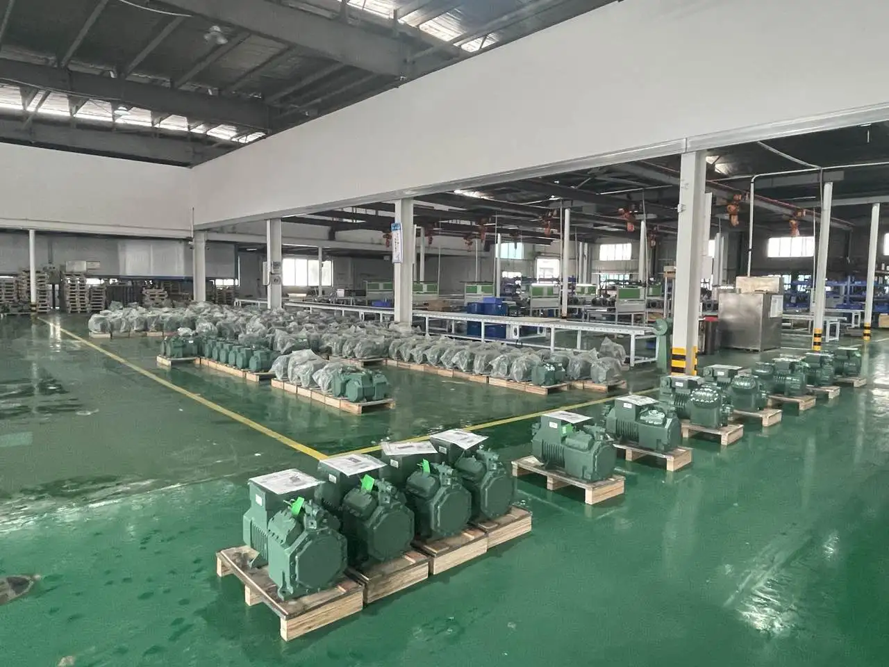 Полугерметичный возвратно-поступательный компрессор холодильника