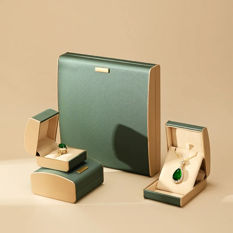 Подарочная коробка из искусственной кожи