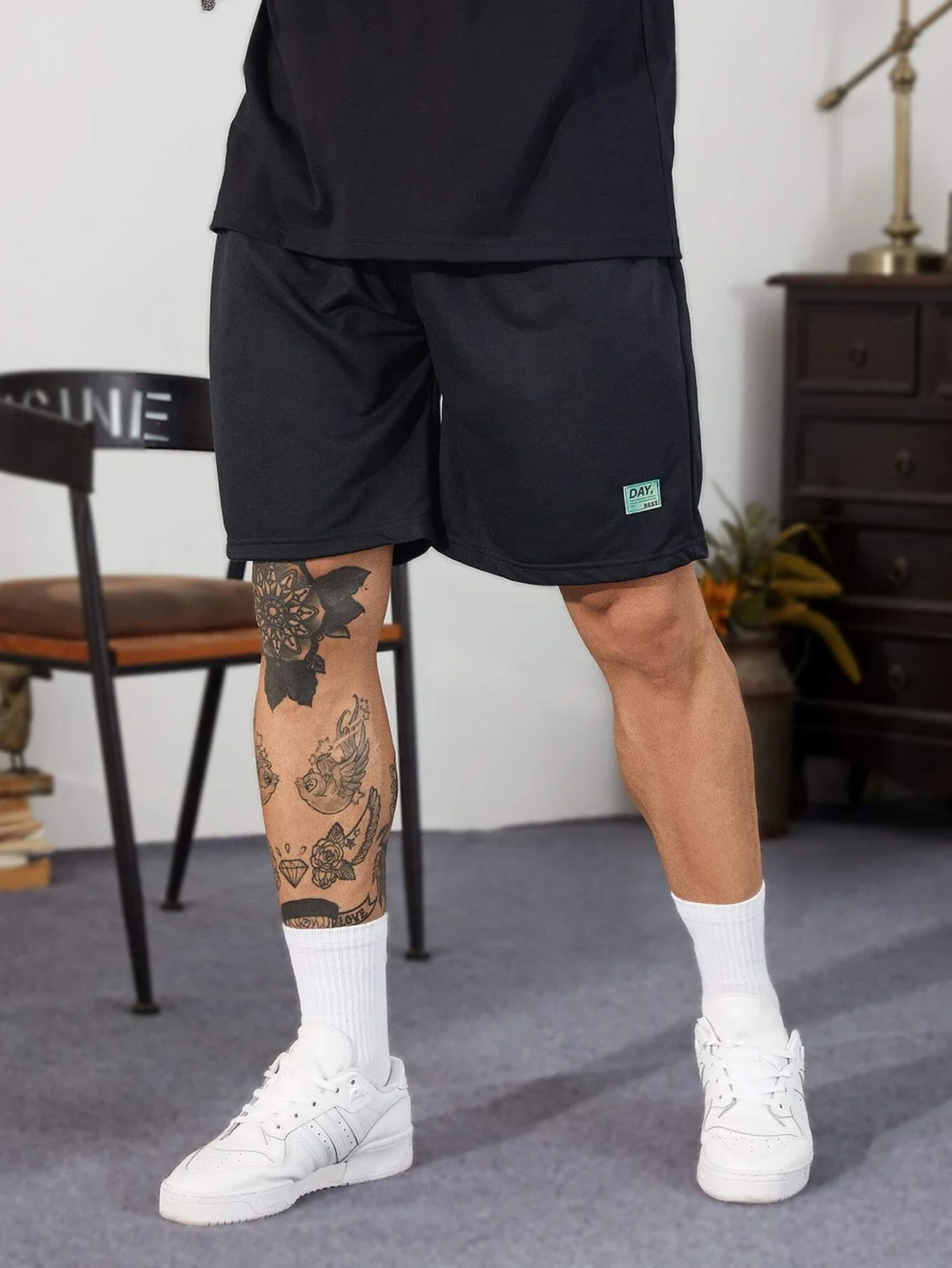 

Extended Sizes Men Letter Patched Drawstring Shorts