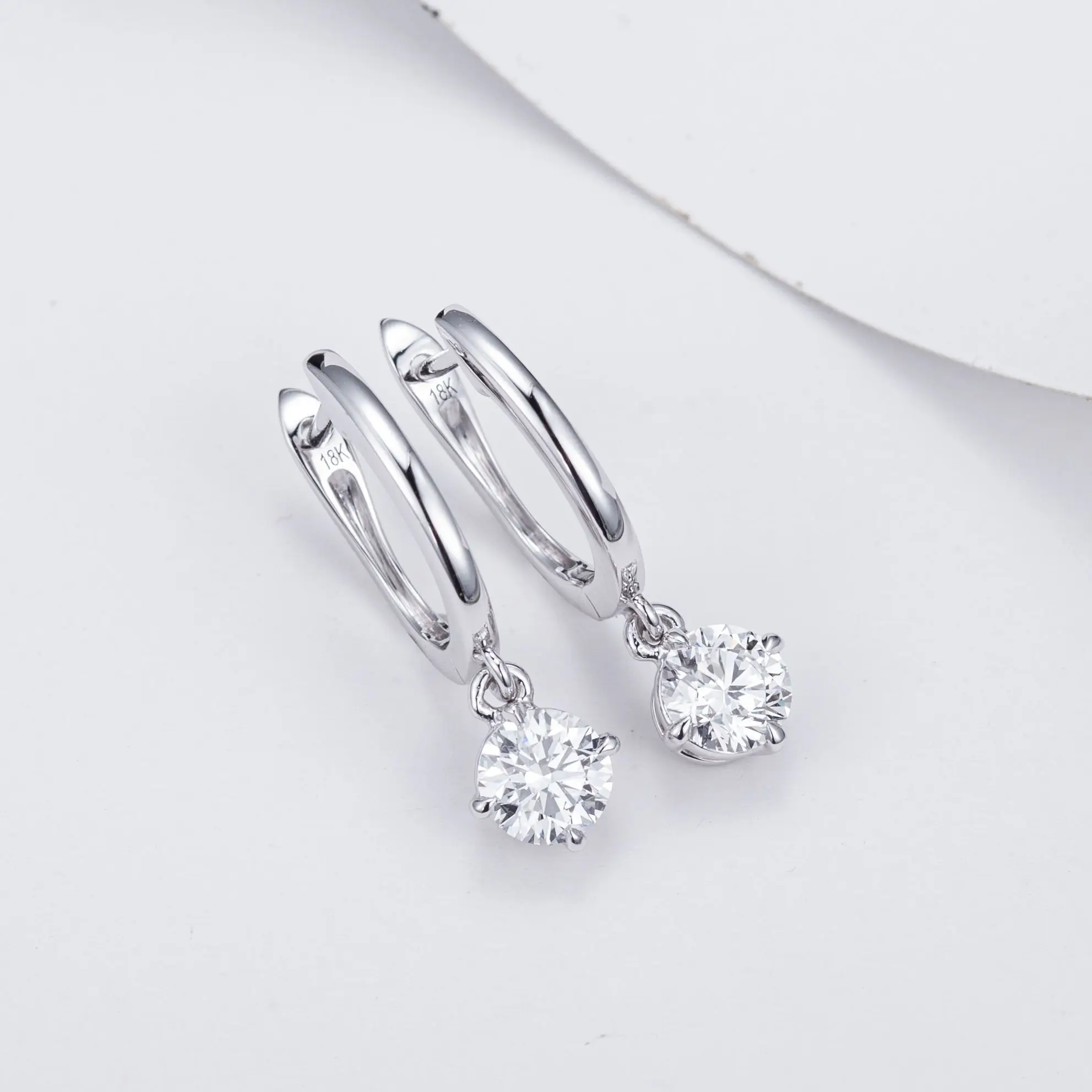 Серьги-кольца круглой огранки с бриллиантами диаметром 1-2 карата ювелирные