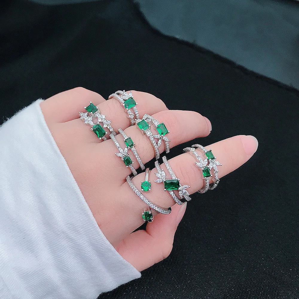 

Женское кольцо из серебра 925 пробы с зеленым камнем