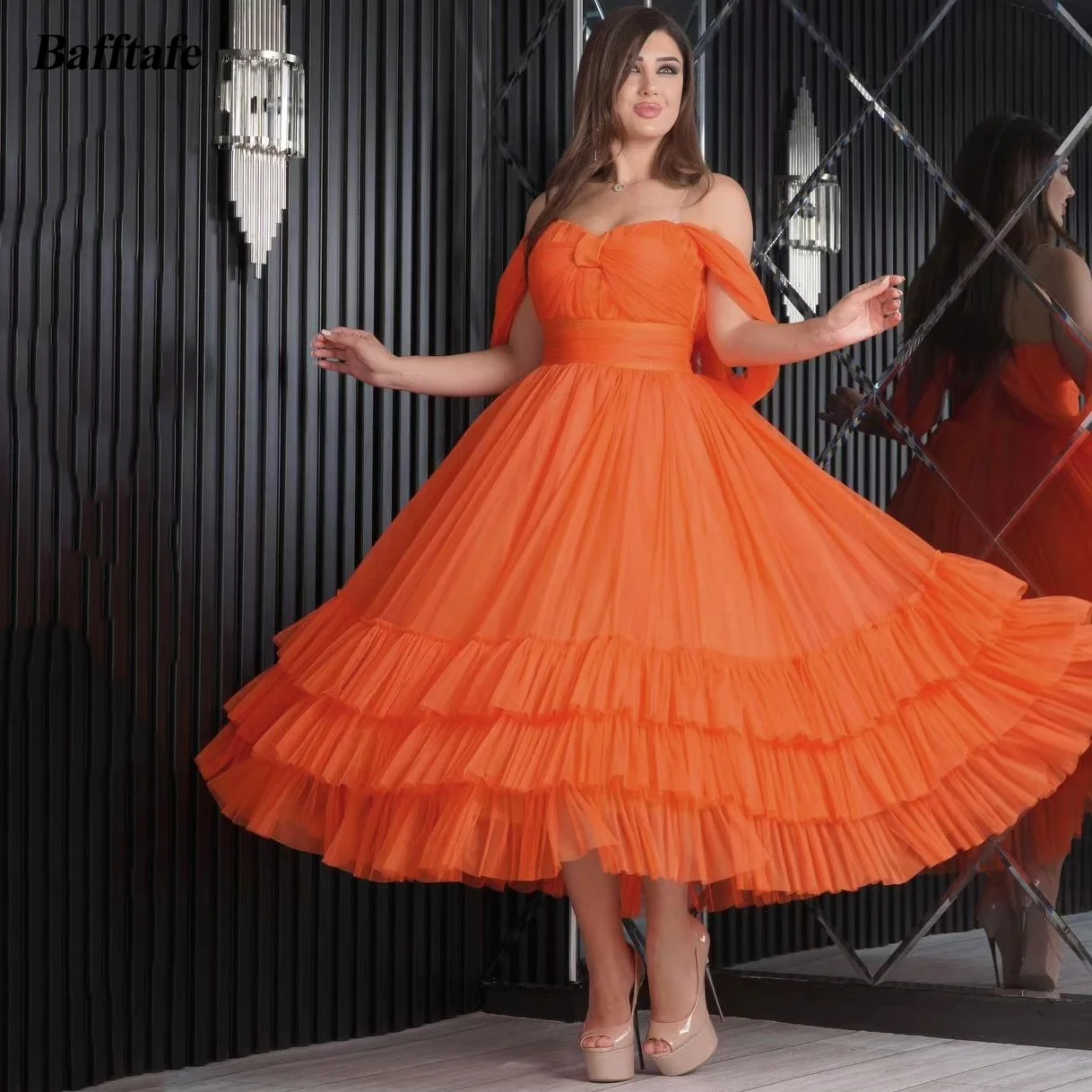 Оранжевое платье-миди для выпускного вечера с открытыми плечами и складками в