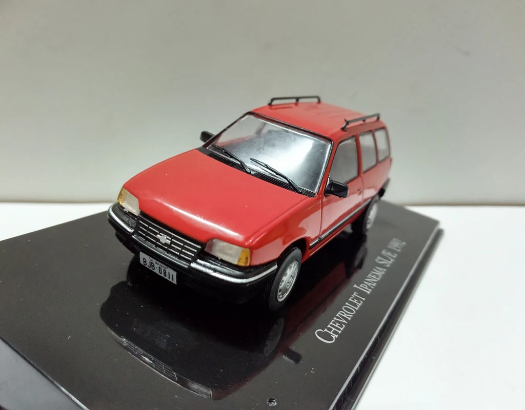

Коллекционная модель автомобиля Ixo 1:43 Chevrolet Ipanema SL/E 1992