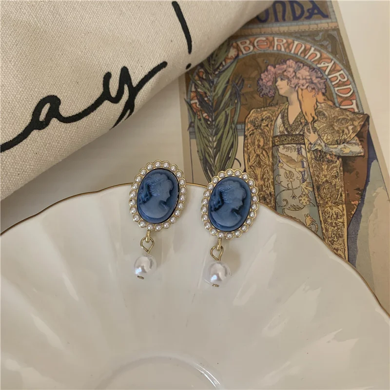 

Vintage Palace Style Blue Cameo Queen Head Portrait Earrings Ins Retro Temperament Baroque Pearl S925 Silver Needle Earrings