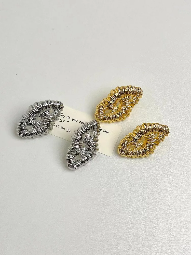 Серьги из сплава золотого цвета с текстурой