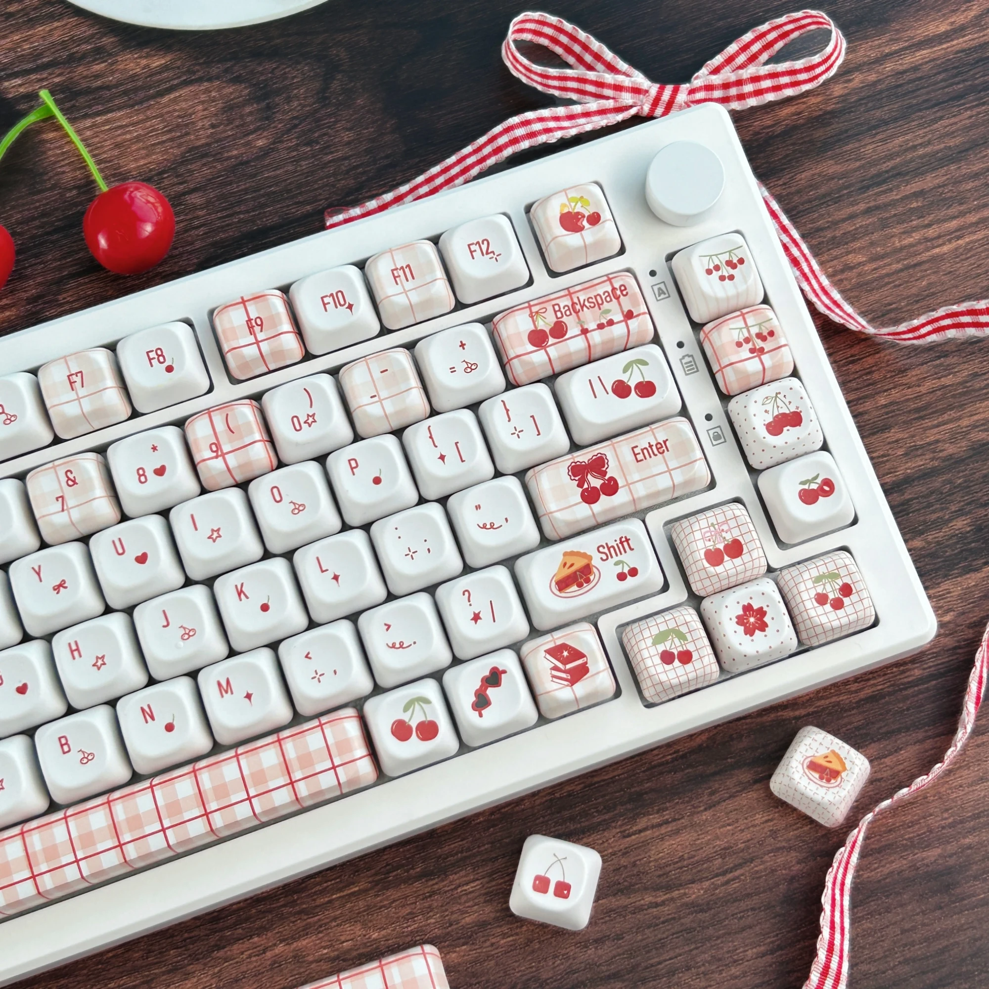 Фото Колпачки для клавиш MAIMOOO Little Cherry Plaid, профиль MOA, PBT, корейские/русские/тайские, красно-белые, милые, для механической клавиатуры №1