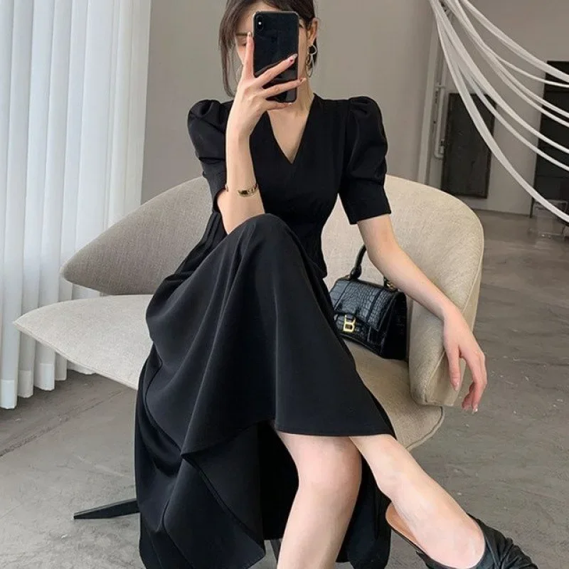 Элегантное облегающее длинное черное платье во французском стиле с V-образным