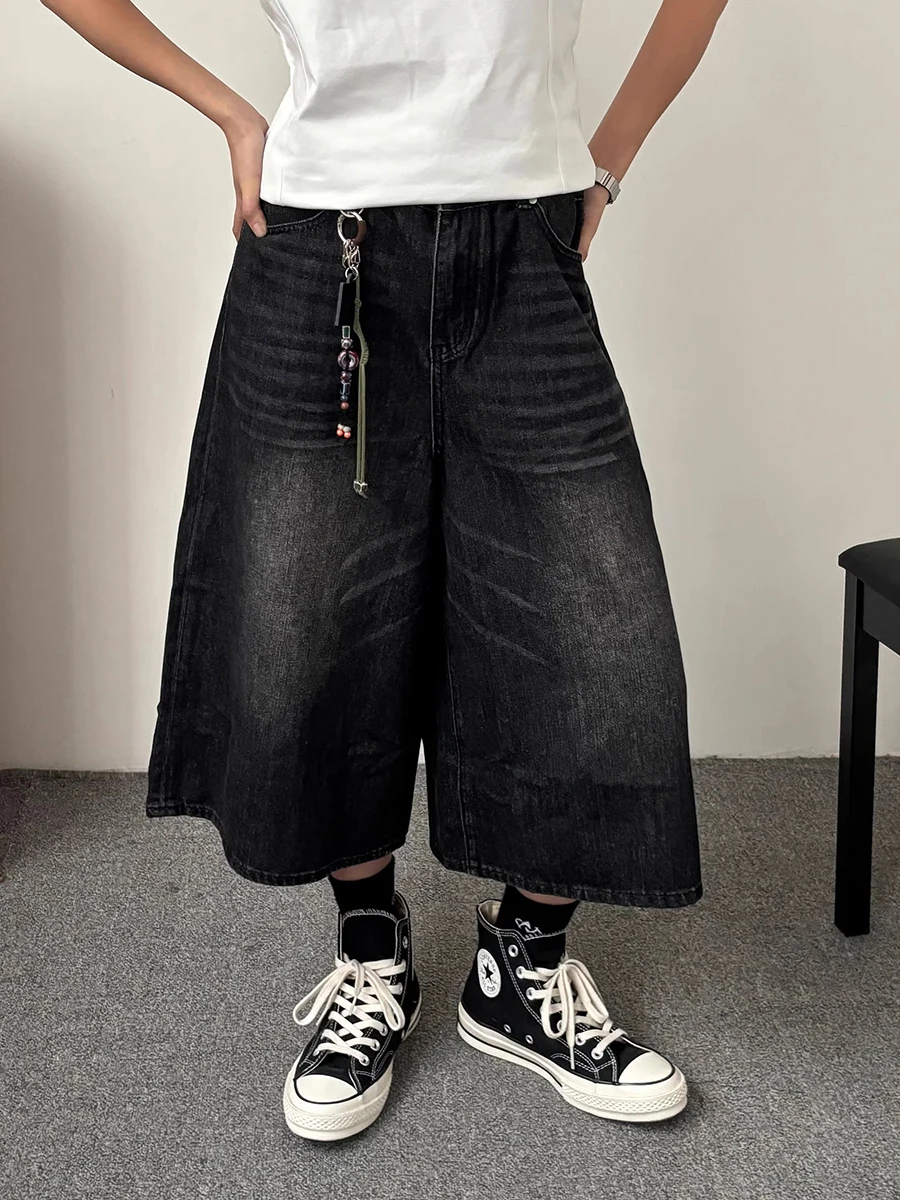 Женские джинсовые шорты REDDACHiC с низкой посадкой черные однотонные потертые