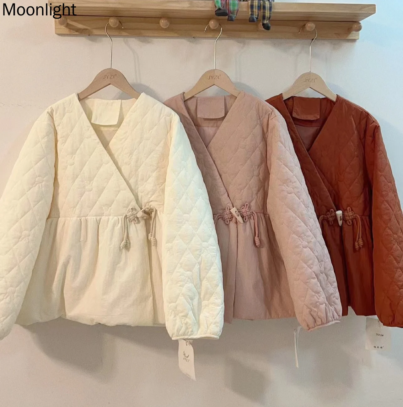 

Женская зимняя куртка на хлопковом наполнителе, с V-образным вырезом