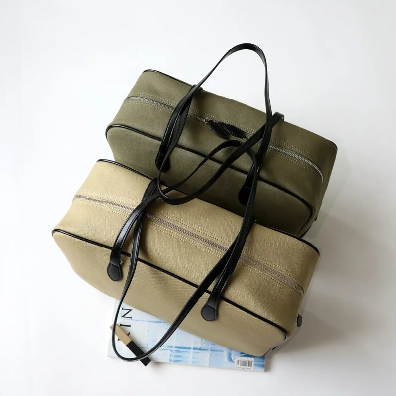 Подходящая по цвету сумка на плечо под мышками большая вместительная