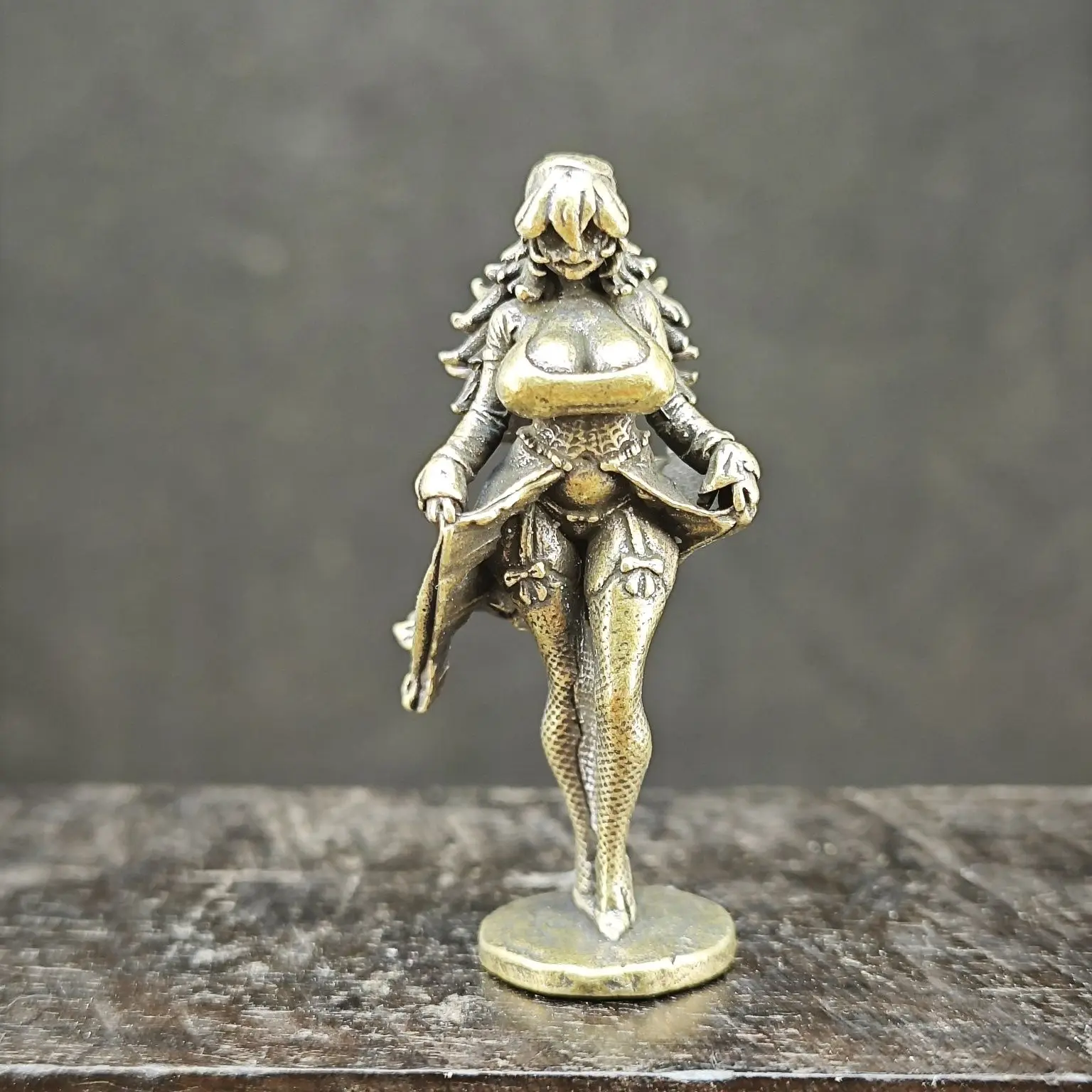 

Медная статуэтка девушки 38 мм