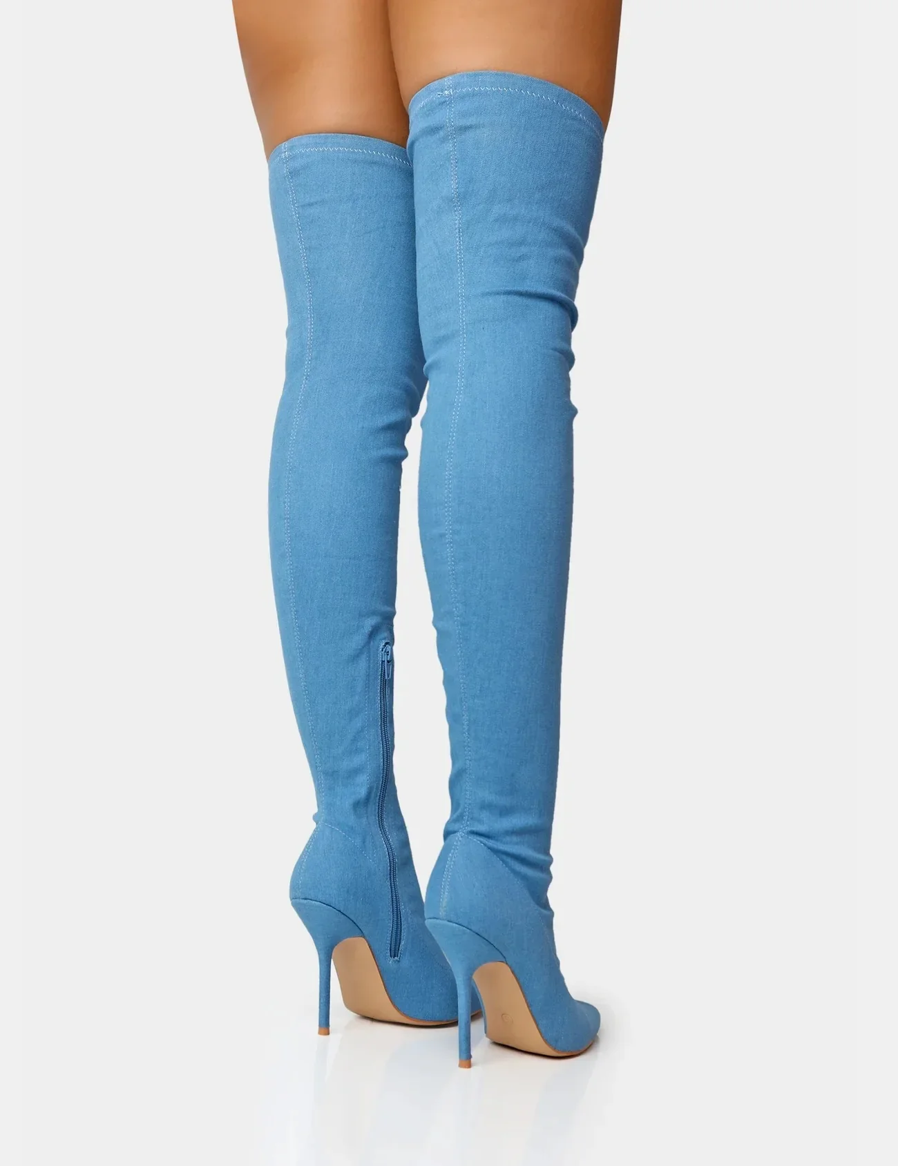 Джинсовые сапоги выше колена с острым носком на очень высоком каблуке шпильке