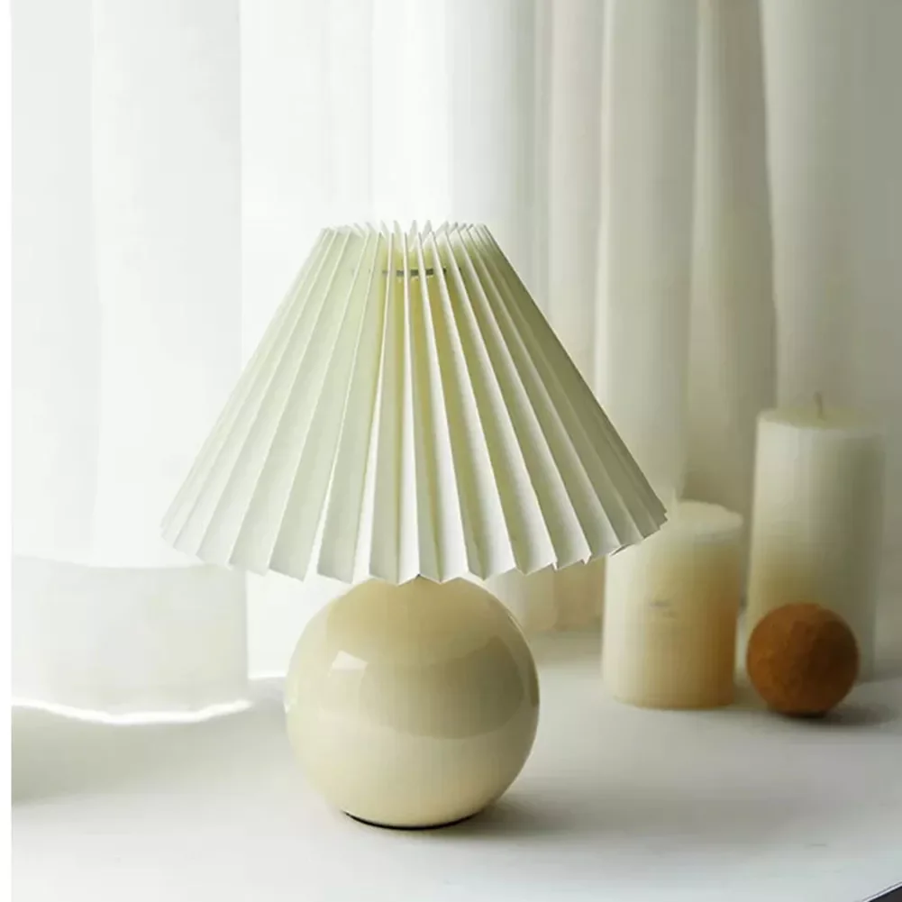 

Скандинавский плиссированный абажур, керамический светильник, простой современный прикроватный столик, настольная лампа, украшение для до...