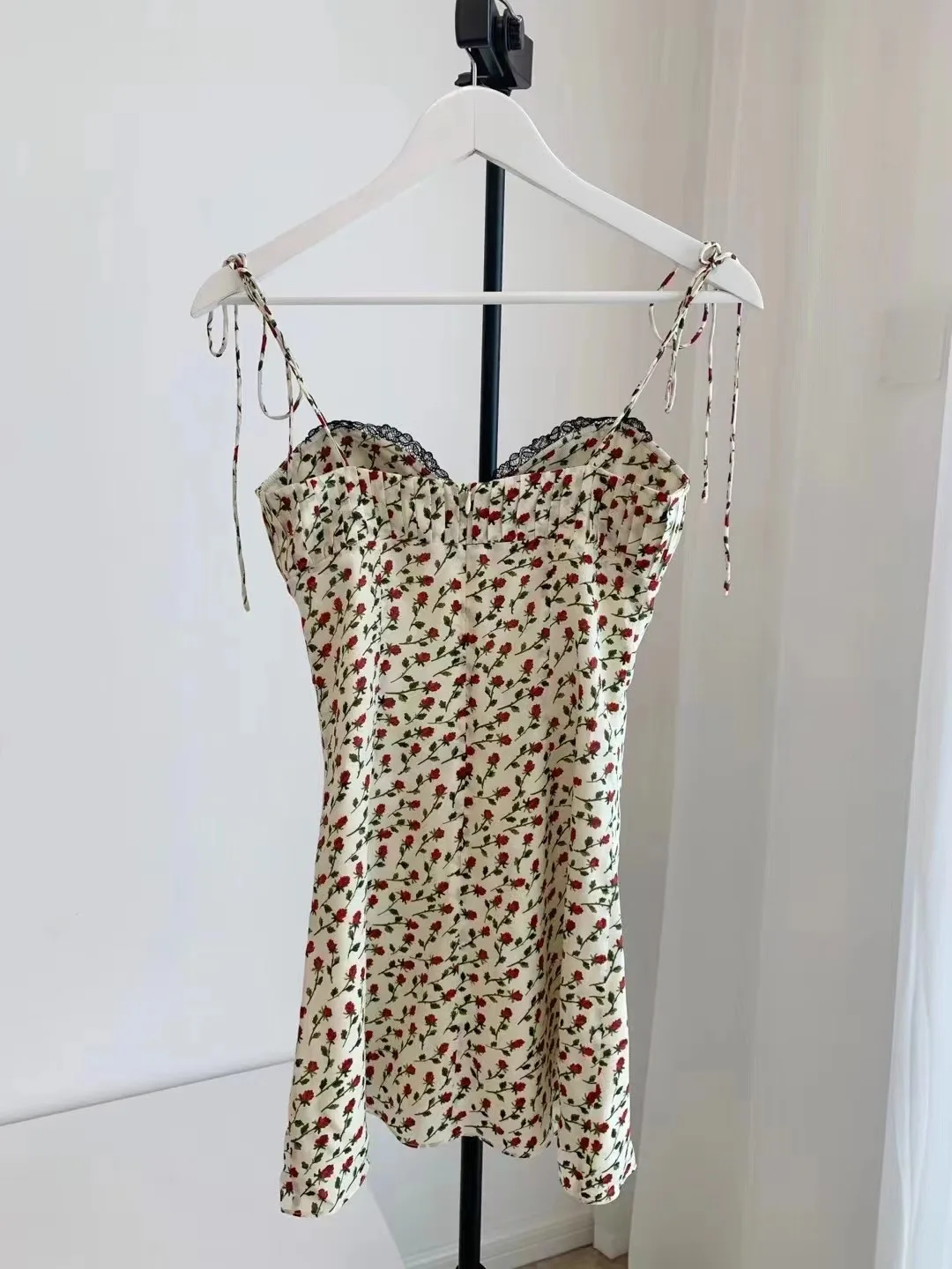 

Women Lace Stitching Flower Printed Sleeveless Holiday 100% Silk Mini Dress