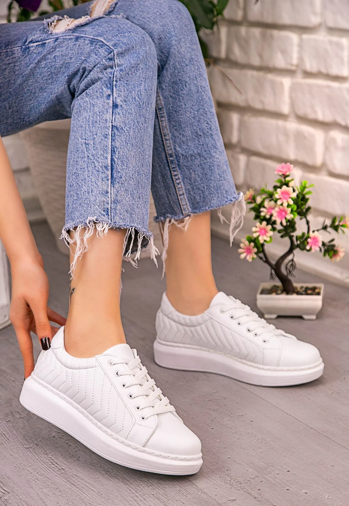 

va Black Skin Lace-Up Sports Shoes
