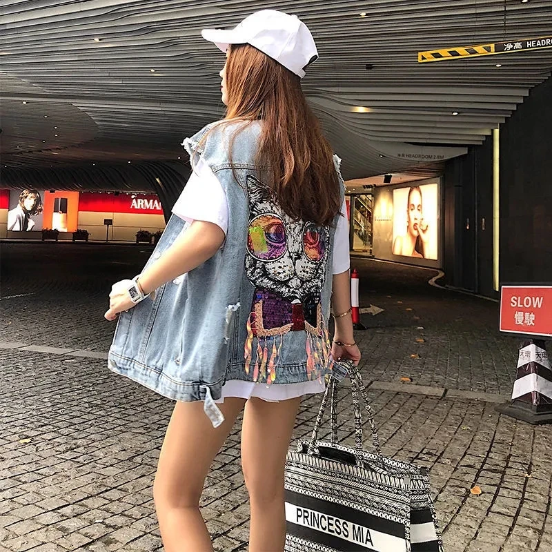 Женский джинсовый жилет короткая куртка с дырками и бисером облегающий без