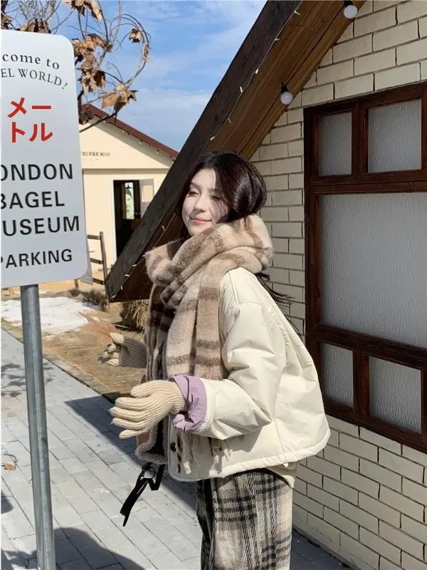 Маленькая куртка абрикосового цвета с круглым вырезом и длинными рукавами на