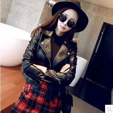 Женское короткое пальто из небольшой кожи