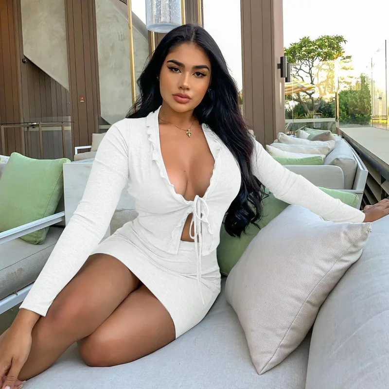 

Новинка осени 2022, модная уличная одежда, однотонный Тонкий Топ с V-образным вырезом, облегающая мини-юбка, вязаный Повседневный сексуальный комплект из двух предметов