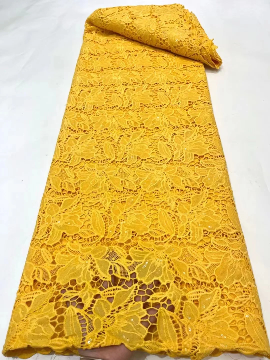 Рисунок 2 - Африканская кружевная ткань из гипюра с блестками