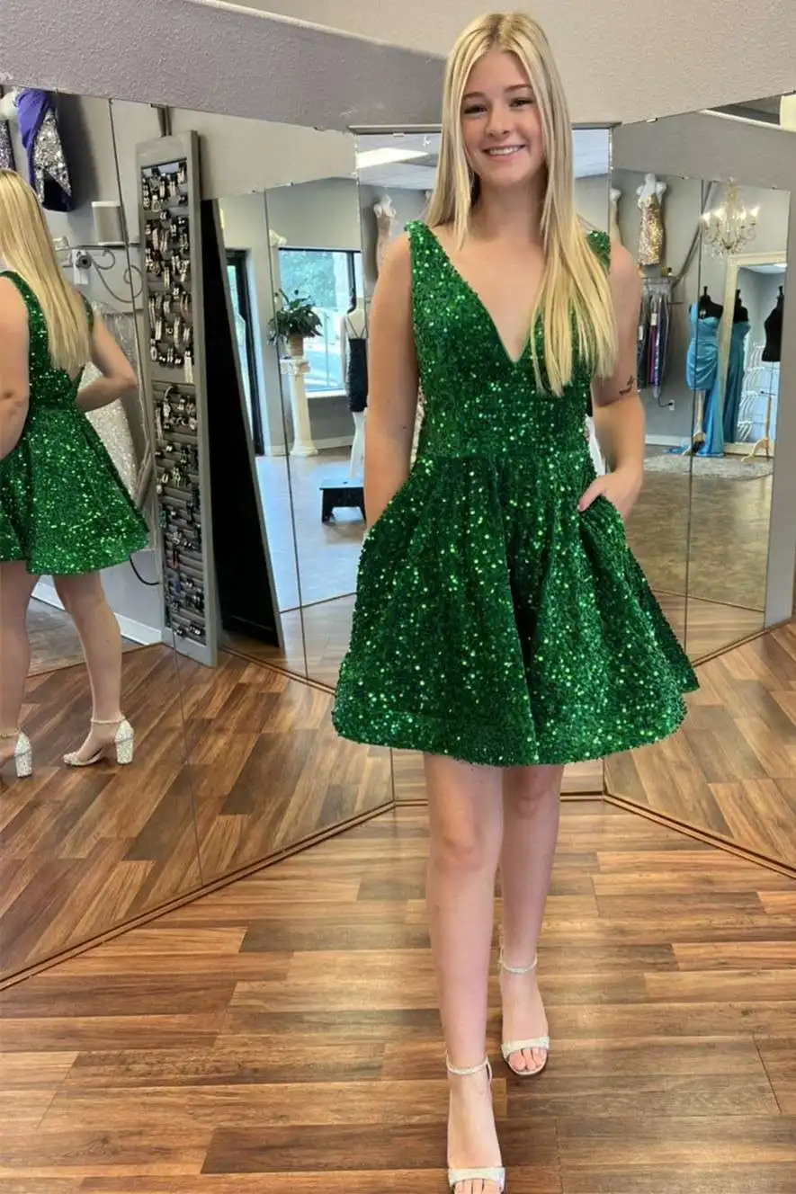 

Green V-neck Short Homecoming Dress with Pockets