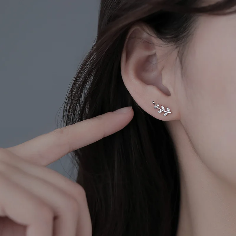 

New 925 Sterling Silver Leaf Stud Earrings Shiny Zircon Personality Simple Stud Earrings Female Wedding Party Jewelry Gift