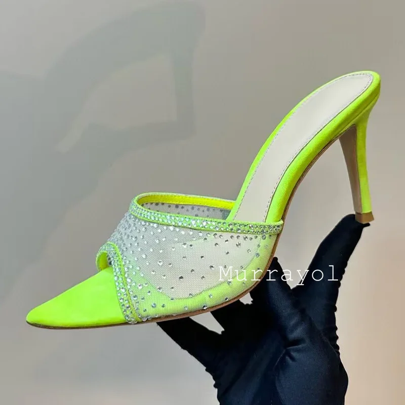 Новые сандалии на тонком высоком каблуке с острым носком и сетчатым ремешком