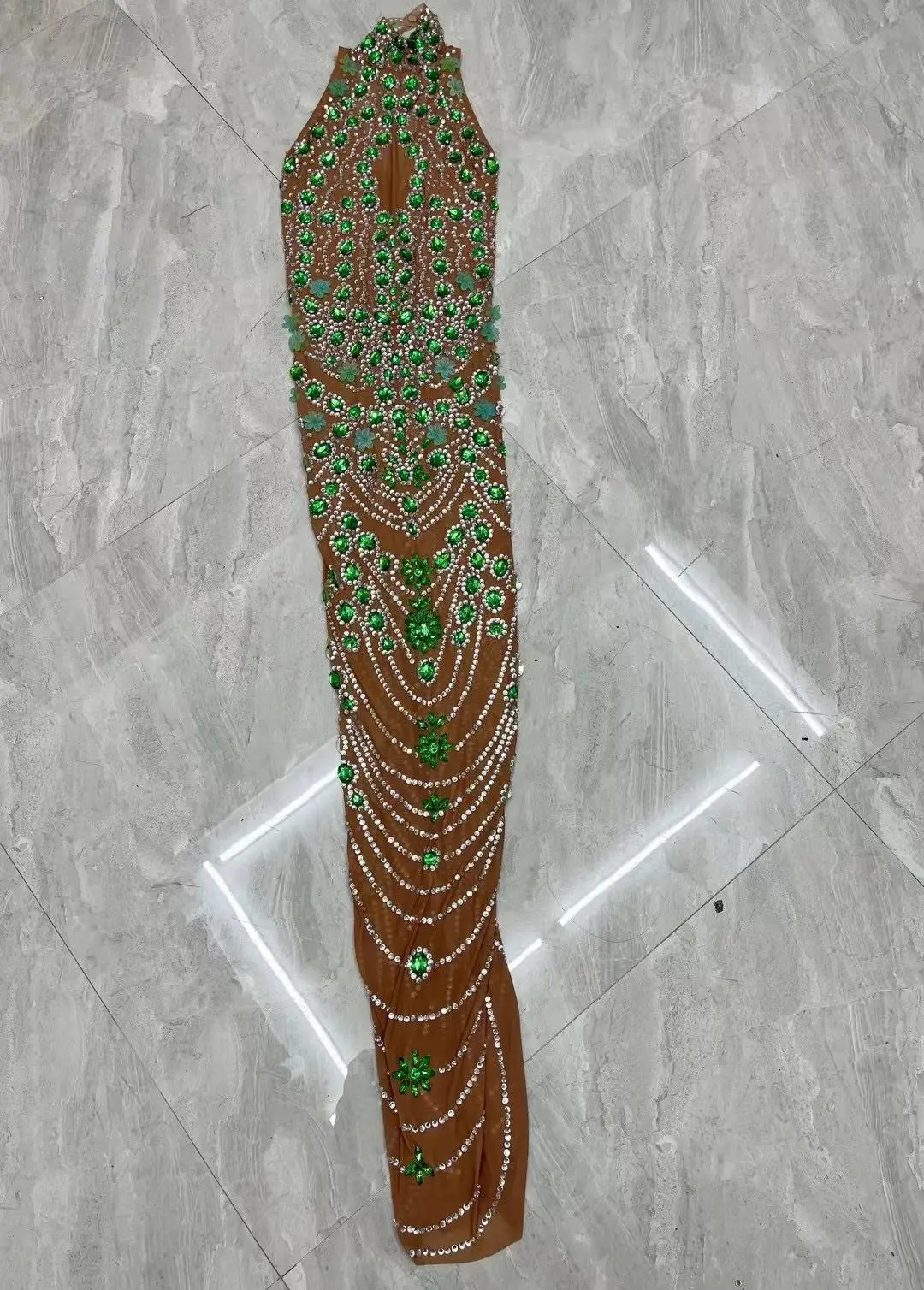 Серебристо-зеленое платье с цветами для празднования дня рождения выпускного