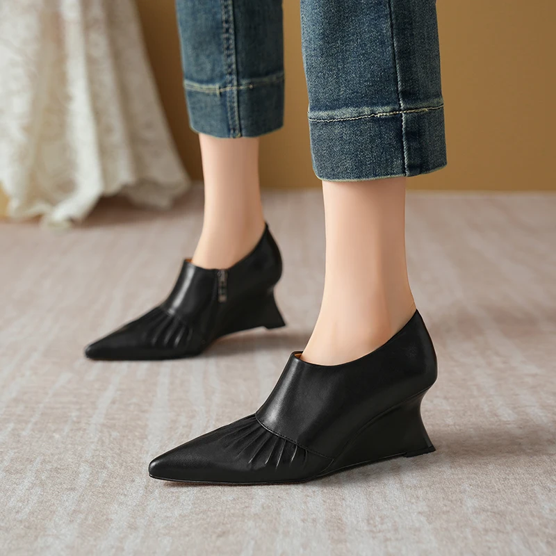 Женские туфли-лодочки из натуральной кожи с острым носком на танкетке и