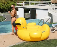 Огромная надувная утка, такую можно взять с собой на море или на речку#4