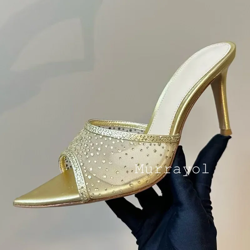 Новые сандалии на тонком высоком каблуке с острым носком и сетчатым ремешком