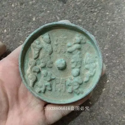 

Изысканное античное зеркало из патиновой бронзы с маленьким орнаментом