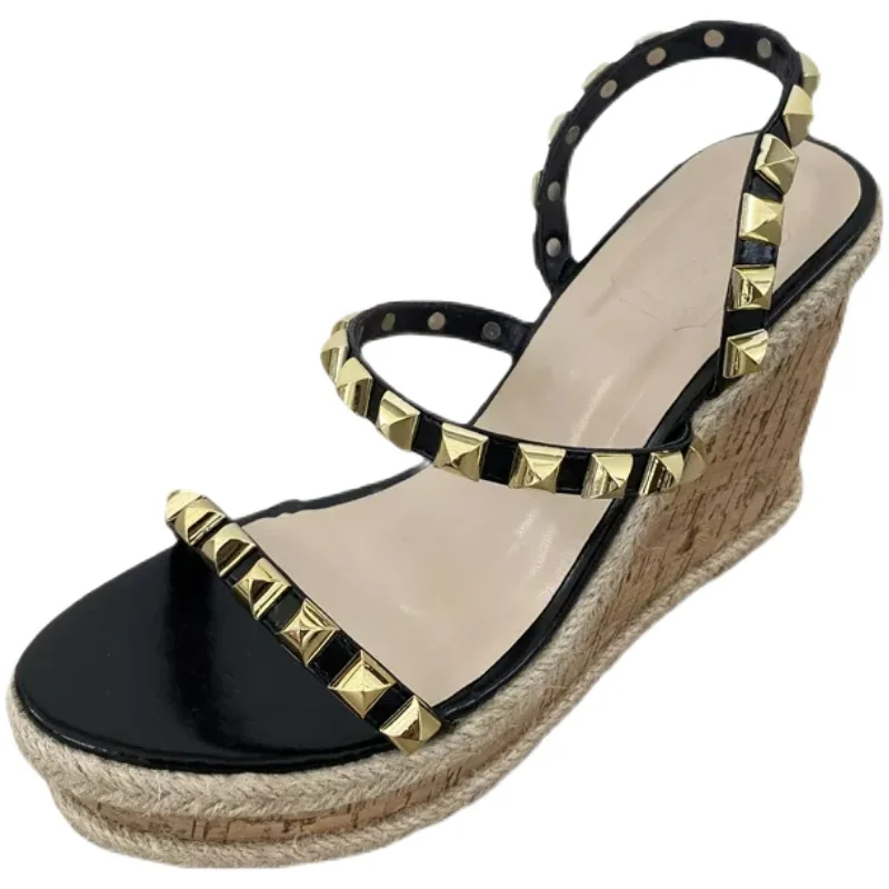 Женские туфли на танкетке стразы с заклепками ремешок пряжкой металлический