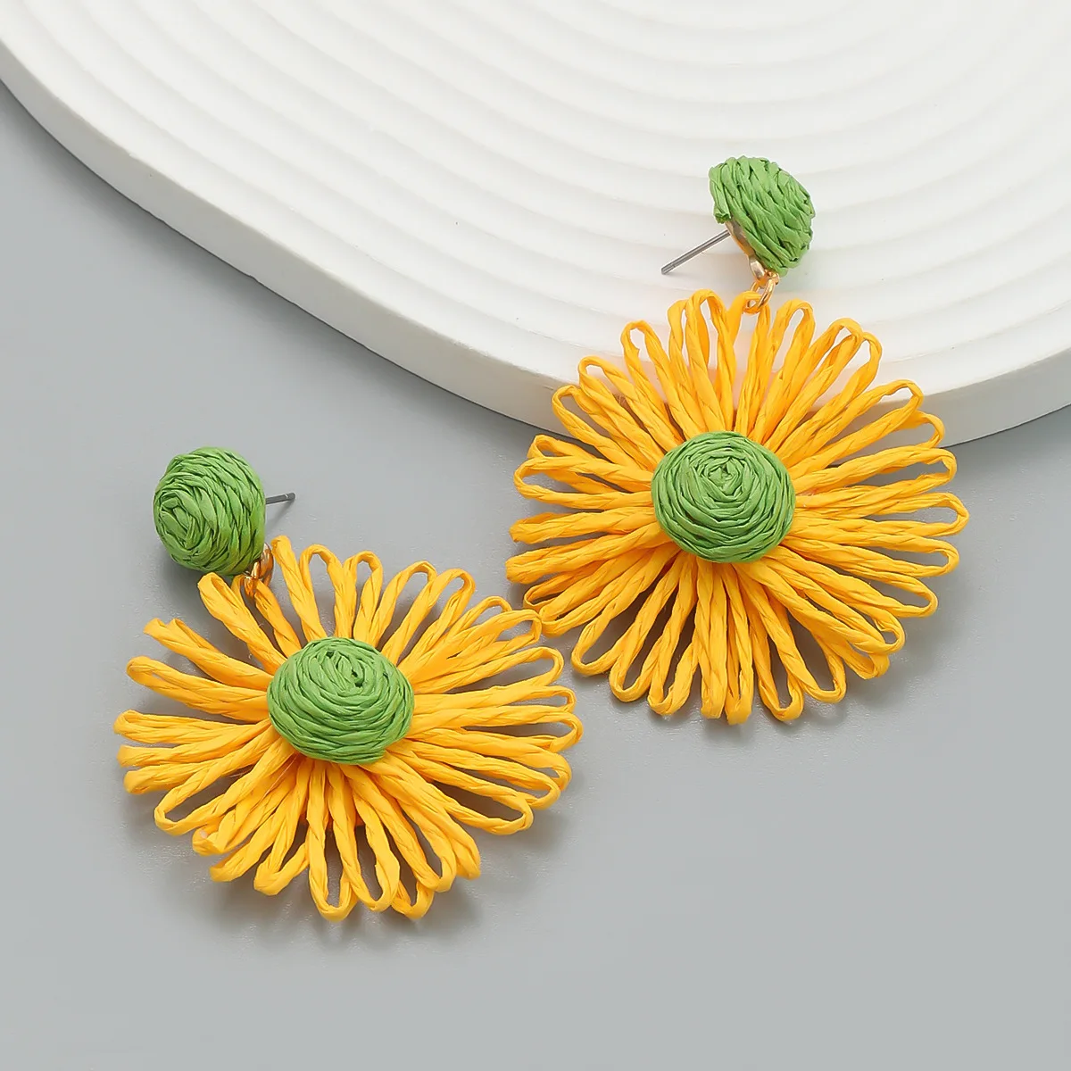 2023 Summer New Rattan Weaving Sun Flower Raffia Drop Earrings for Women Simple Holiday Party Jewelry Accessories